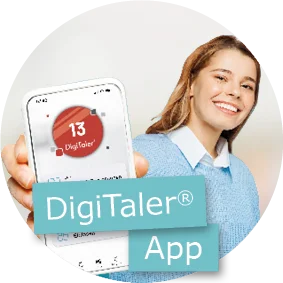 Junge Frau hält ein Smartphone mit geöffneter DigiTaler® App in die Kamera. Auf dem Display ist ein roter Punkt mit der Zahl 13 zu sehen. Im Vordergrund zwei türkisfarbene Textbalken mit dem Schriftzug „DigiTaler® App“.