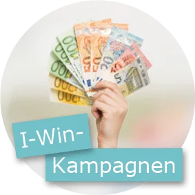 Hand hält aufgefächerte Euro-Geldscheine. Im Vordergrund zwei türkisfarbene Textbalken mit der Aufschrift „I-Win-Kampagnen“.