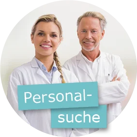 Ein freundlicher Apotheker und eine Apothekerin stehen nebeneinander und lächeln. Darüber ein türkisfarbener Balken mit der Aufschrift „Personalsuche“.