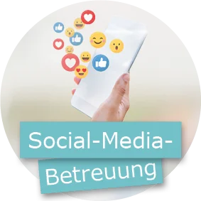 Hand mit Smartphone, aus dem zahlreiche Social-Media-Emojis (Herz, Like, Lächeln, etc.) aufsteigen. Darunter ein blauer Textbanner mit der Aufschrift „Social-Media-Betreuung“
