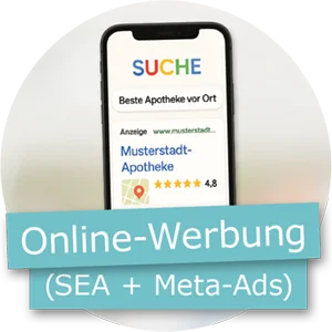 Smartphone mit einer Google-Suchergebnisseite zur „Besten Apotheke vor Ort“ und einem hervorgehobenen Werbeeintrag „Musterstadt-Apotheke“ mit 4,8 Sternen. Darunter der Text: „Online-Werbung (SEA + Meta-Ads)“.